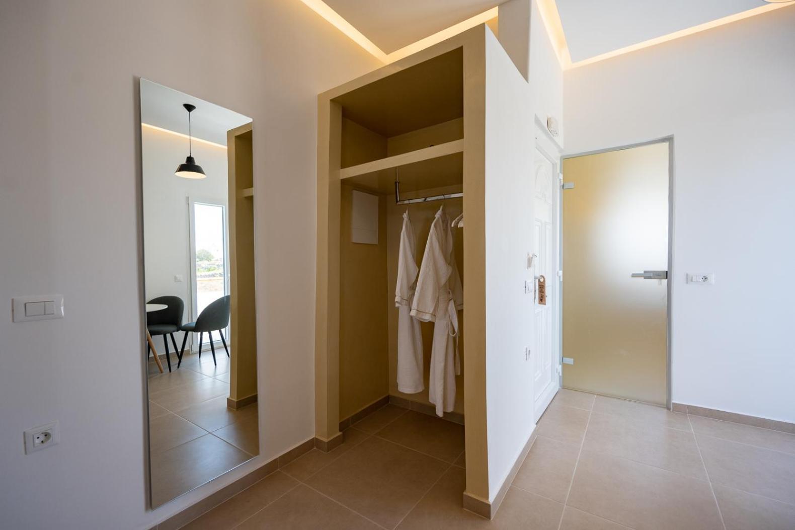 Theophrasti Suites Foinikia  Ruang foto