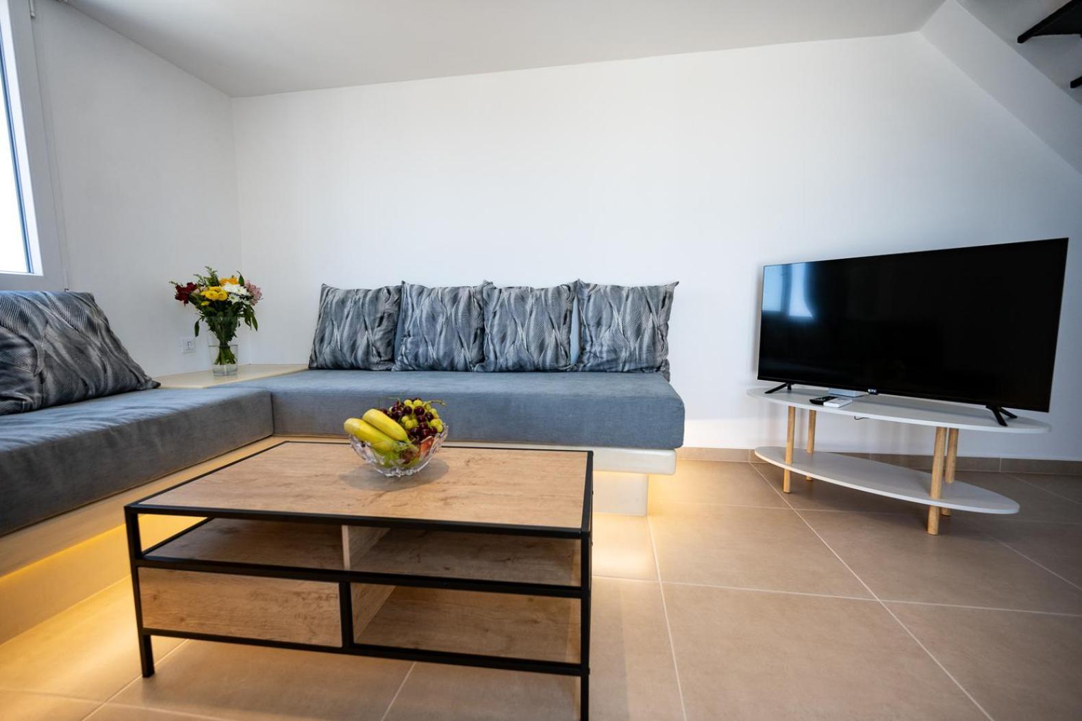 Theophrasti Suites Foinikia  Ruang foto
